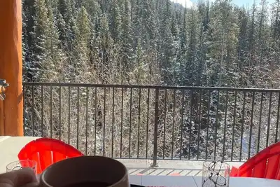 Image de Morning sun, private deck, hot tub, cozy living space, serenity!
