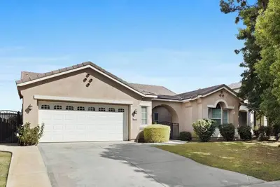 Image de Stylish Silver Falls 4br  King Master Game Room