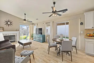 Image de Elegant Mid Century 2br 2 King Beds Retro Style