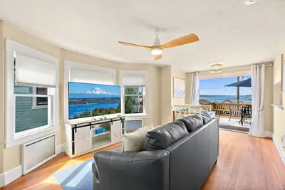 Image de Bo's Old Tacoma Victorian Charm | Water views