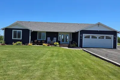 Image de Spacious County home, lg yard & patio w/mountain views. Near trails & wineries