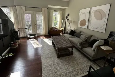 Image de Cozy 2-bedroom apartment with WiFi, Ac, pool in charming Broad Ripple.