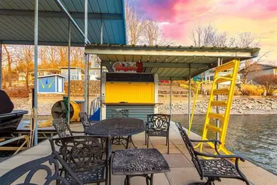 Image de Lake front 6-bedroom home in Osage with huge private dock next to Margaritaville