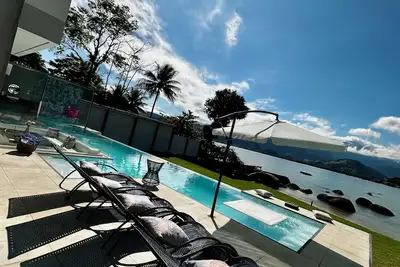 Image de Mansion on the sand, private beach, heated jacuzzi, wet bar