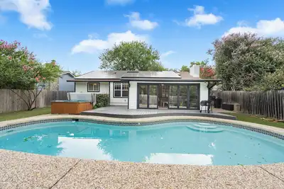 Image de Austin Escape w/ Pool, Hot Tub & Game Room – Dt, Bars, South Congress, Airport!