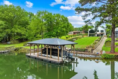 Image de New! Luxe Lakefront Retreat w/ Hot Tub + Kayaks