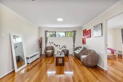 Image de Peaceful 4br Retreat in Leafy Forest Lake Setting