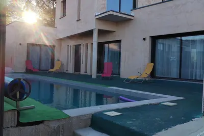 Image de Villa spacieuse avec piscine