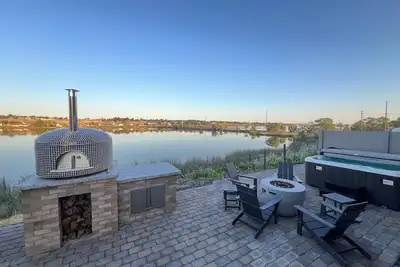 Image de Moses Lake Vineyard Retreat-Waterfront Escapism
