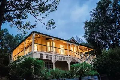 Image de Polished wooden floor Queenslander with big mountain views and U-shaped deck