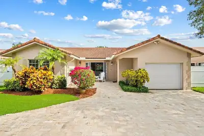 Image de Beach Bungalow | Walk to Beach | Swimspa | Jacuzzi