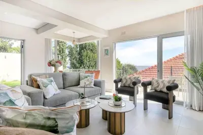 Image de Lisburn On Clifton Beach House - Modern with views