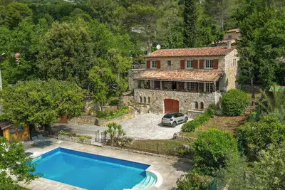 Image de Belle villa en pierres avec piscine au Tignet
