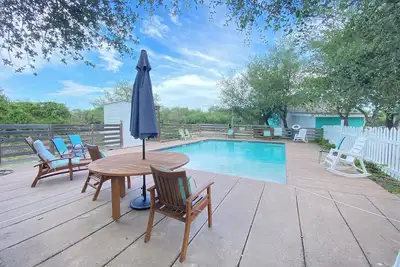 Image de Welcome to Pink Flamingo Bungalow, a delightful 2-bedroom, 2-bath coastal home in Rockport, Tx