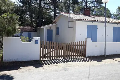 Image de A 300 m de la mer et 300 m des commerces, maison avec terrain clos