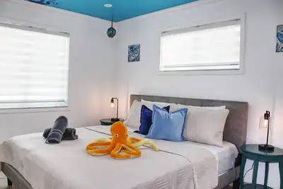 Image de Octopus Sanctuary · Steps from the Beach!