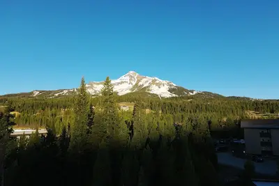 Image de Spacious Cedar Creek with Ski Slope Views