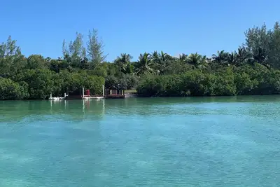 Image de Remote Beachfront Treasure 4-bedroom villa WiFi and Ac on Windermere Eleuthera