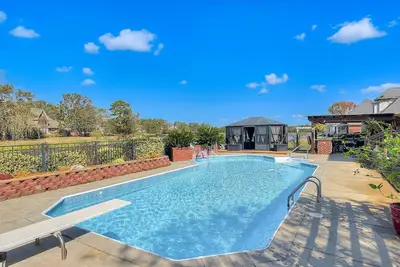 Image de Spacious Lakefront Home for Families & Groups – Pool, Kayaks, Bbq, Deck, Fishing