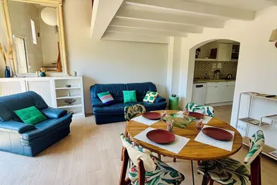 Image de Gîte lumineux calme et nature, séjour cathédrale vue sur les Albères, terrasse