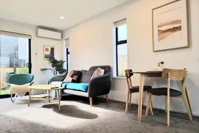 Image de Steps from the Arena - Modern Addington Stay