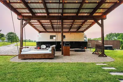 Image de Unique Argosy Airstream Caravan w/hot tub
