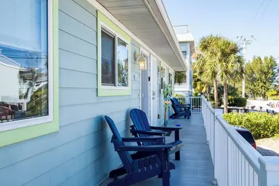 Image de Foxtail Palm: Steps from the beach