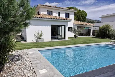 Image de Maison contemporaine pour les vacances d'été à Gémenos 150m² avec piscine