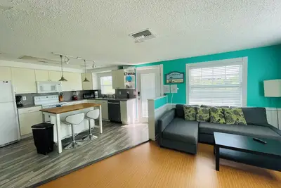 Image de Inviting One-Bedroom Getaway in Beautiful Holmes Beach - Ohana Hale North B