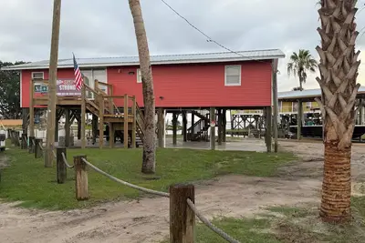 Image de Charming newly renovated 3-bedroom Gulf view house in lovely Horseshoe Beach.