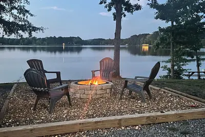 Image de Lake Life! ! ! \nCharming 3-bedroom cottage with dock and boat ramp on Weiss Lake