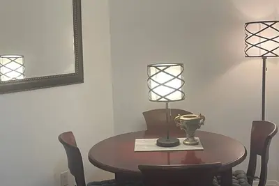 Image de Executive Condo, (Fully Furnished)\nOne bedroom plus den, located in Mississauga.