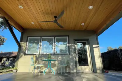 Image de Brand new quiet, charming cottage in laid-back Austin