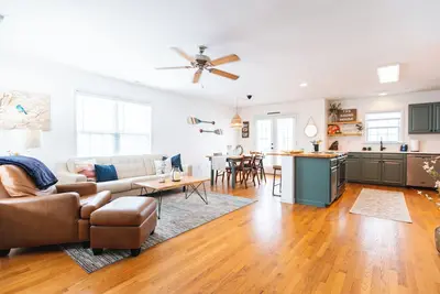 Image de Beach Retreat - Spacious Top Level Apt, Walk to Carolina Beach, Lake & Park
