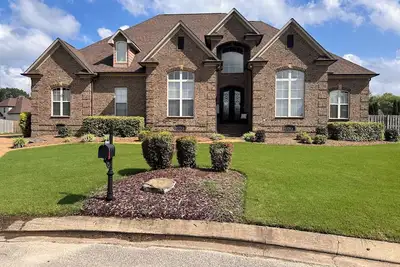 Image de Luxury Family Friendly, 3 Br's, 3. 5 Ba, free parking, backyard  with Ac, WiFi