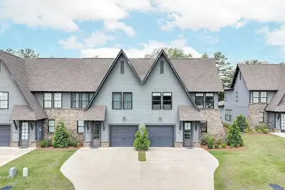 Image de Luxury Gameday Townhome at Auburn Airport 4 bedroom/3 1/2 bath End unit