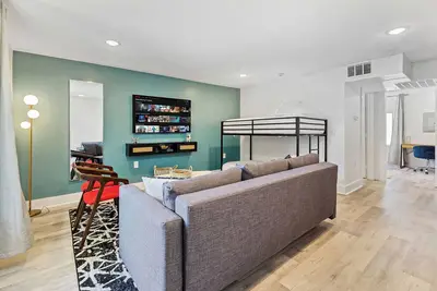 Image de 1st floor apartment near Downtown Dallas with free parking.