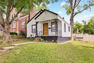 Image de Mid-Century Modern Gem Pet-Friendly 2br w/ Deck