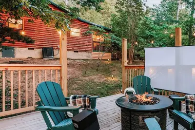 Image de Gilded Willow Stays- Cozy King Cabin W/ Hot Tub