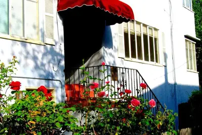 Image de Charming 2-bedroom apartment in Oakland with WiFi. Lake view
