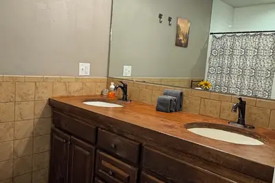 Image de Cozy 2-bedroom cabin in minute to downtown