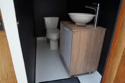 Image de TinyHouse with Queen Bed and Hot Water Shower Near Airport and Beach