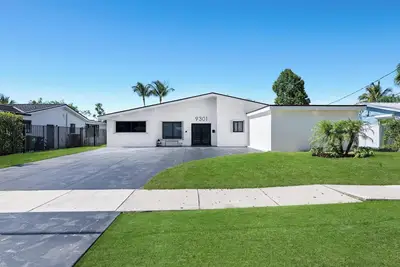 Image de Miami Blue Lake Beach House w/Theater & Mini Golf!
