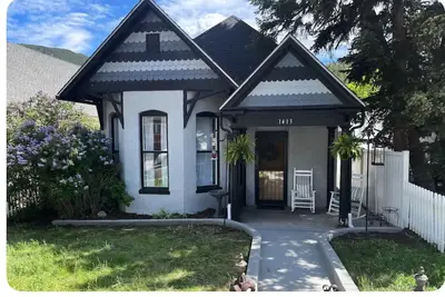 Image de Charming 2-bedroom Victorian house downtown in Idaho Springs- 30 day rental