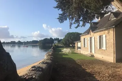 Image de Maison les pieds dans l’eau avec grand jardin clos de murs
