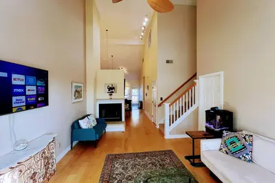 Image de Clownfish Condo: Walk to Iu+Downtown & Pickle-ball + Ping-pong