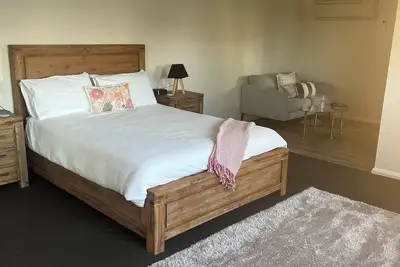 Image de Cozy separate unit underneath house, lovely and quiet close to city