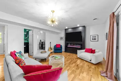 Image de Luxe MidCentury 3br Home - SpaBath, WineBar, Chef’s Kitchen, KingBed, FencedYard