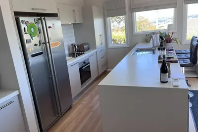 Image de Sun-filled retreat close to the Stadium in Signal Hill