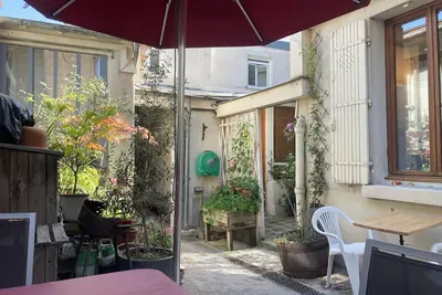 Image de Charmant studio en rez de chaussée sur cour calme.